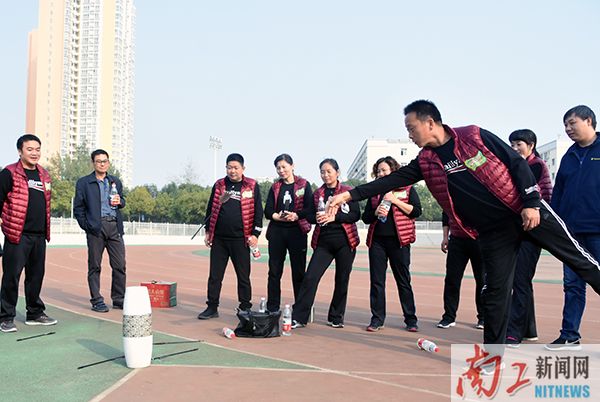 2017-11-08_163526_681860.jpg 2017.11.03 2017年教职工趣味运动会(李杰) (62).jpg
