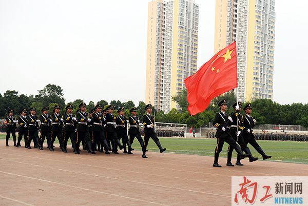 2017-09-22_193310_311402.jpg 2017.09.222017级新生军训汇演暨开学典礼(李杰 展振峰 魏海龙 叶磊 陈敏慧 李帅) (3).jpg