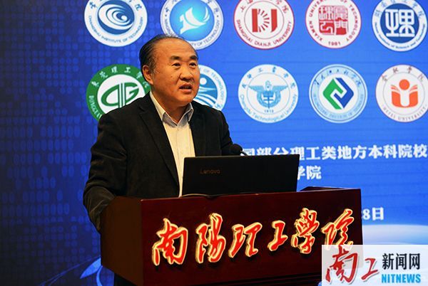 2017-10-27_214415_670585.jpg 上海电机学院院长胡晟.jpg