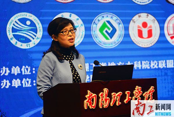 2017-10-27_214558_229622.jpg 成都工业学院思想政治理论课教学部主任叶菊珍.jpg