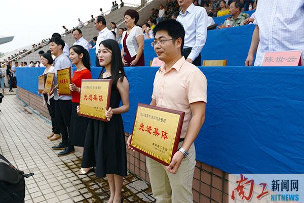 2017-09-22_193503_155813.jpg 2017.09.222017级新生军训汇演暨开学典礼(李杰 展振峰 魏海龙 叶磊 陈敏慧 李帅) (6).jpg